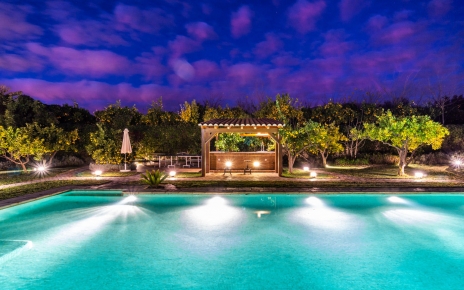 Noche en el bar de la piscina